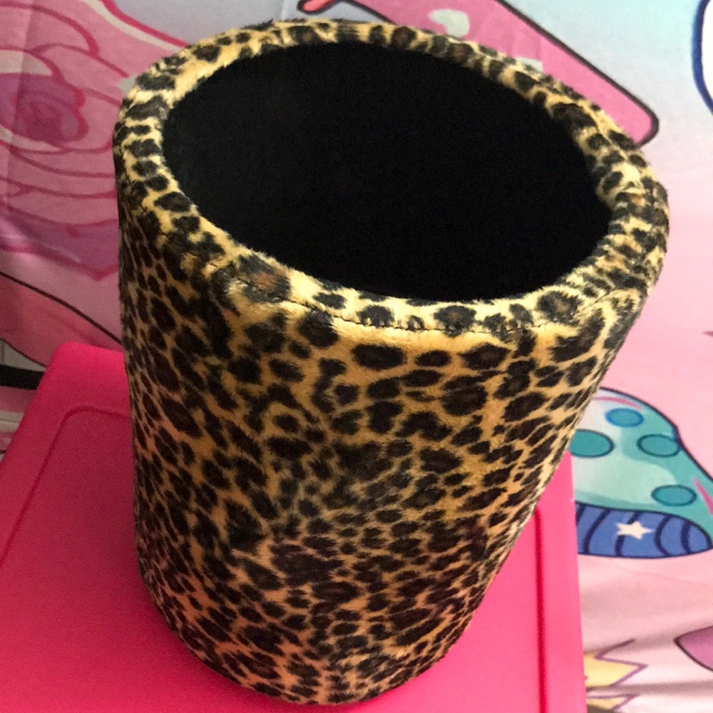 🗑Rare Faux Fur Leopard Print Sleeve Trash Bin🗑 - Picture 1 of 7